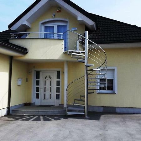 Apartamento Natasha'S Garden House Dol pri Ljubljani Exterior foto