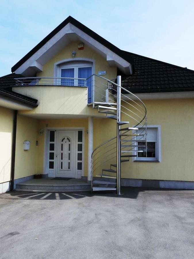 Apartamento Natasha'S Garden House Dol pri Ljubljani Exterior foto